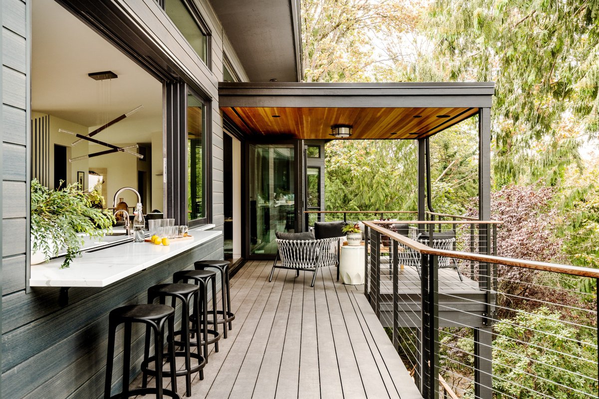 WeatherShield's tweet photo. Indoor comfort meets outdoor living. A servery window makes entertaining effortless – bringing the kitchen and patio together for easy hosting and seamless connection. #OutdoorLiving #EntertainInStyle

Images by Andrew Giammarco Photography https://t.co/sP35rf2Kyi