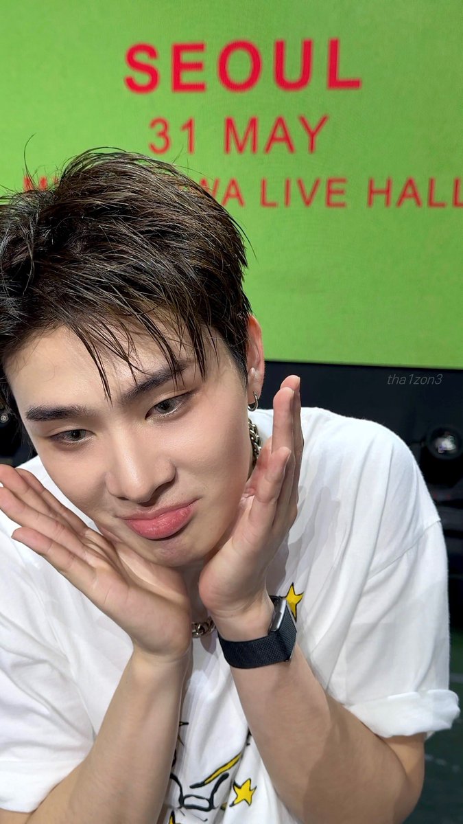 tha1zon3's tweet photo. cute pose 해달라고 했더니
<나쁜예 
                                                                                 좋은예>

#THAIchayanon #NEXnattakit 
 #BUS_THEFIRSTLIGHTinSEOUL https://t.co/fvqcYpcuDX