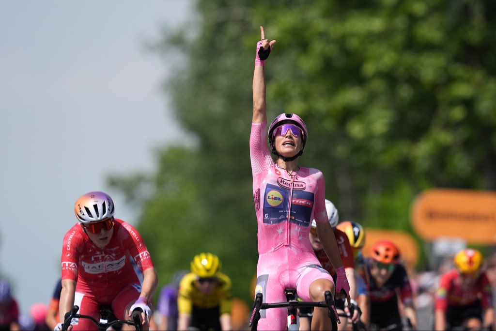 albertoroa's tweet photo. 🚴‍♀️ Elisa Balsamo, protagonista absoluta de un #GirodItaliaWomen que empieza con polémica por la expulsión de Lorena Wiebes. 

✍️ https://t.co/UY3OLNjd6z

#ciclismo https://t.co/CF888Y80wC