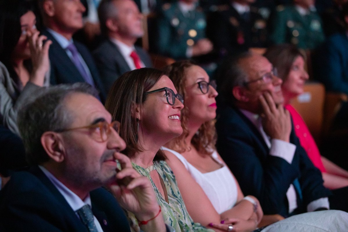EstherPadillaR's tweet photo. Enhorabuena a todas las personas premiadas en este #DiadeCLM 

Ha sido una gala muy emocionante y esperanzadora, en la que ha brillado el talento de nuestra tierra en toda su pluralidad 

Para lograr que todo salga bien hay un enorme trabajo antes, durante y después. Y quiero agradecer a todos y todas los que habéis participado en hacer este acto posible, también a los que nos habéis acompañado desde #Cuenca u otro punto de #CLM y, por supuesto, a los y las periodistas que habéis retransmitido un día tan importante 

Feliz Día de Castilla-La Mancha