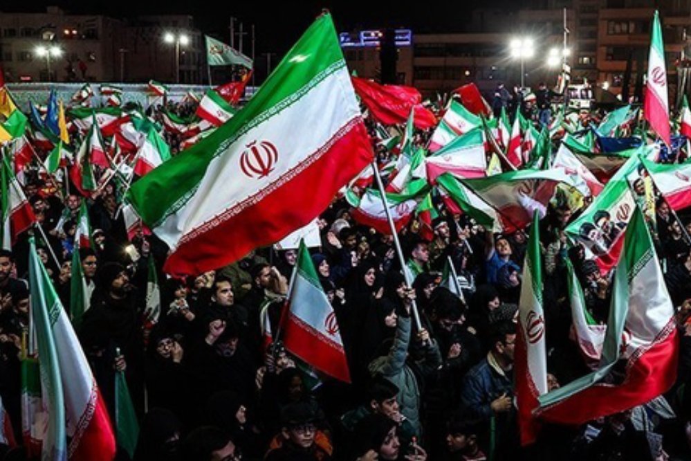 Reza_mhh's tweet photo. شب، چهره شهر را عوض می‌کند؛ اما امشب نه از سر تفریح، که از سر غیرت. صدای الله‌اکبر از خیابان ها و کوچه‌ها تا صبح ادامه دارد. #خیابان_ایران https://t.co/jUxPymv7TJ