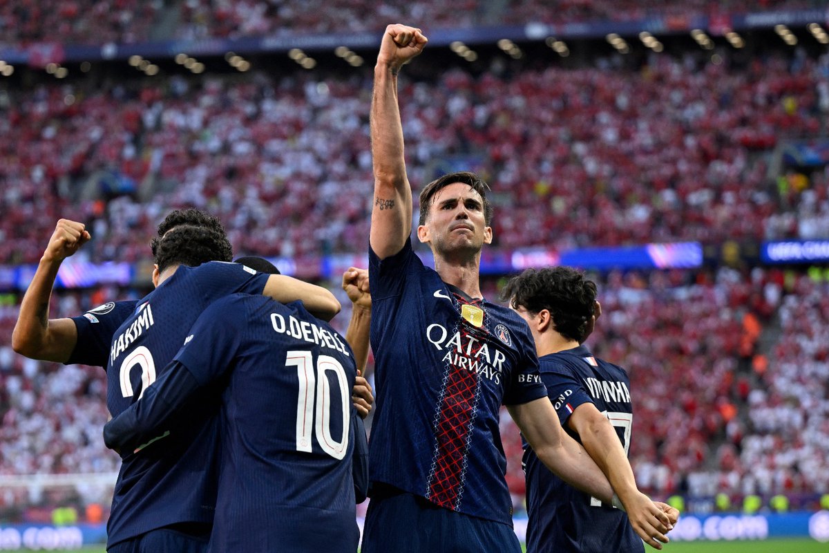 desportooficial's tweet photo. Paris Saint-Germain é a Europa novamente: Nos pênaltis, PSG bate o Arsenal e conquista o bicampeonato da Champions League #futebol #psg #hungria #neymar #esporte #wellness #festa 

https://t.co/UrZoS0Yf19 https://t.co/CFsHTplh3o