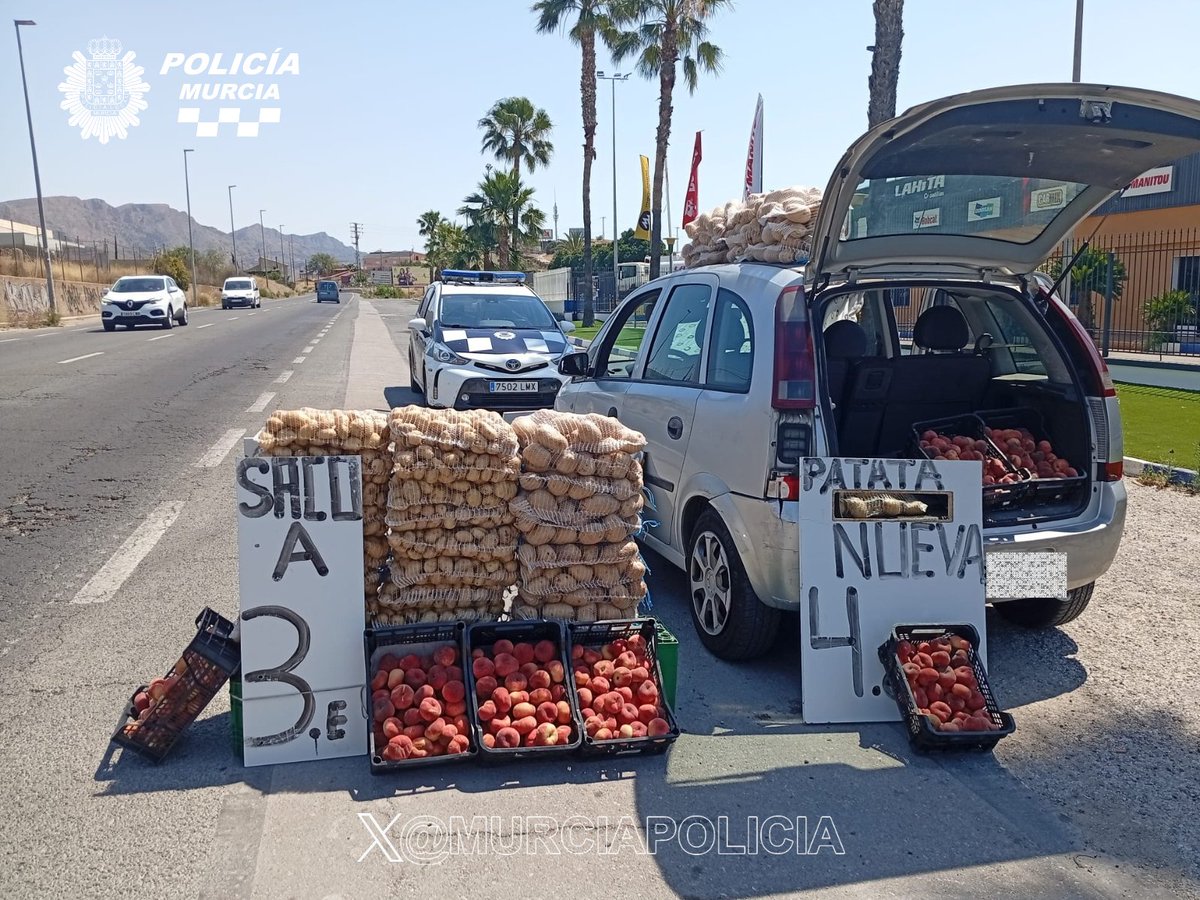 MurciaPolicia's tweet photo. Controlamos el debido cumplimiento de la normativa en materia de venta ambulante.
Ayer, agentes de la Comisaría de #ElEsparragal denunciaron, en #Cobatillas, a una persona que se encontraba realizando venta ambulante 🥔 sin autorización. https://t.co/y5bnCkZnHd