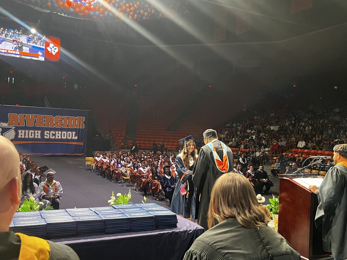 FORtheValley_DM's tweet photo. This was a #FORtheValley celebration for our community!

💙🧡⤵️ https://t.co/B14djoHw93