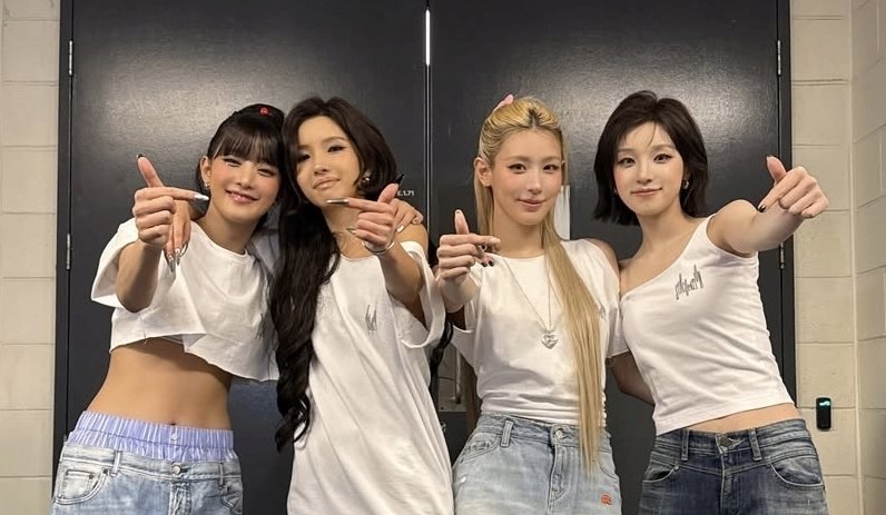 UIN_PSSS_S's tweet photo. 윽이부기 단발 와이리 예뻐?하고 캡처했는데
맨왼쪽 귀여운 얼굴과 겁나큰손하트 그리고 >배<를 뒤늦게 봄 https://t.co/wjjiJspEbq