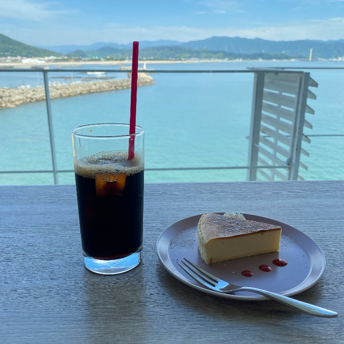 ameri1110's tweet photo. 5月最後の日曜日…
スーパーへ買い物に行ってきたあと
主人とウォーキングをしてたら
暑くなってきたのでひと休み
ここは眺めが良いので好きなんです
暑いので海に入ってる人もいました
治療が終わって2ヶ月近くになるんですが
髪の毛、眉毛、睫毛もポツポツ
生えてきました😳
日々進化してます(笑) https://t.co/GDi3fhTYRh