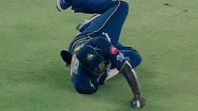 1sInto2s's tweet photo. One catch was given out and one is not out. Umpiring standards 🤦 https://t.co/7T4BAGDnXO