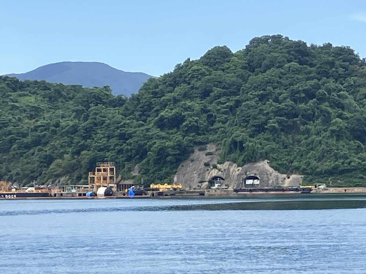 kis0831's tweet photo. 本日は有志で舞鶴へ
「海軍ゆかりの港めぐり遊覧船」で舞鶴港⚓️をみて回る。海上自衛隊の艦船や造船施設を見つつ、防空壕の跡地や復元された引揚桟橋も紹介され、「戦争の愚かさと平和の尊さ」を知ってほしいとのガイドの方の言葉が印象的だった。現地で見聞きしたからこその貴重な学びの時間でした✨ https://t.co/ThtI2sRs4s