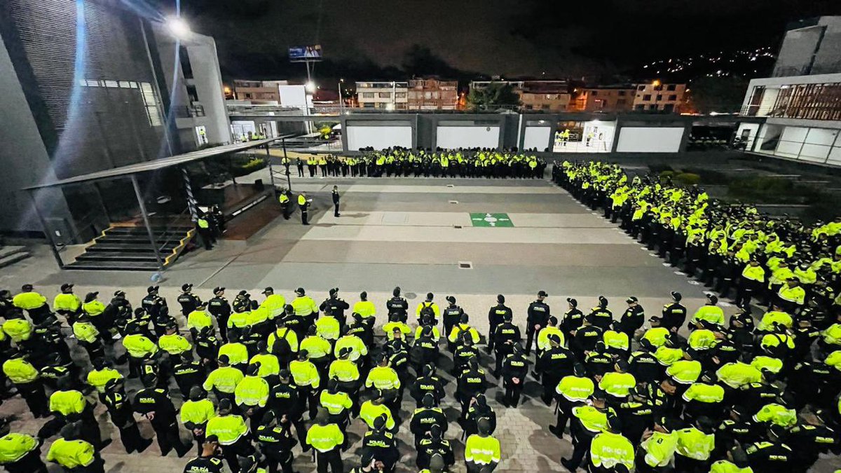 SecGobCundi's tweet photo. Al amanecer, los hombres y mujeres de  @PoliciaSoacha se despliegan en puntos estratégicos de concentración para estas #Elecciones2026. 

Su misión: garantizar el orden y velar por la democracia, protegiendo el derecho de elegir y ser elegido #CundinamarcaSegur  @CundinamarcaGob https://t.co/3TQxxQcUXj