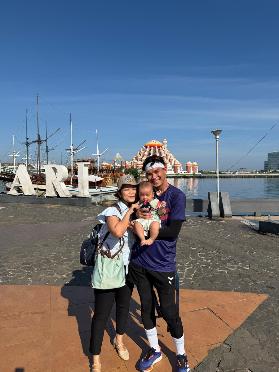 vkarr13's tweet photo. Hari ini akhirnya rasain virgin #makassarhalfmarathon bareng Ipeh, Troy dan keluarga sebagai supporter💙 https://t.co/33LZJXAg6u