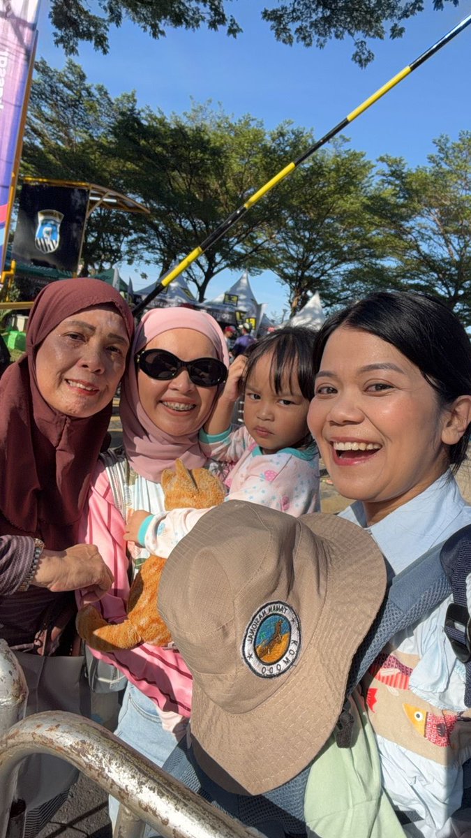 vkarr13's tweet photo. Hari ini akhirnya rasain virgin #makassarhalfmarathon bareng Ipeh, Troy dan keluarga sebagai supporter💙 https://t.co/33LZJXAg6u