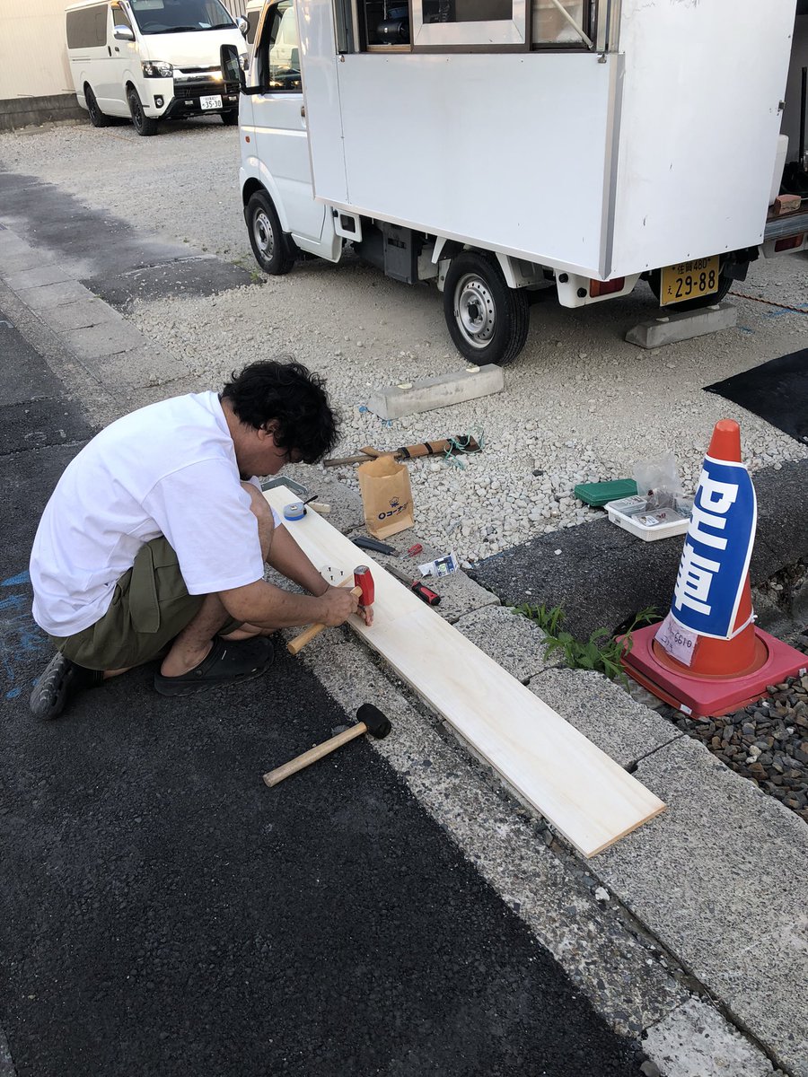cafetiewww's tweet photo. 今日は昼の営業が終わってからカウンターを作ってました^_^

#キッチンカー
#ジビエ
#カウンター
#シシリアンライス https://t.co/Iv962URKhw