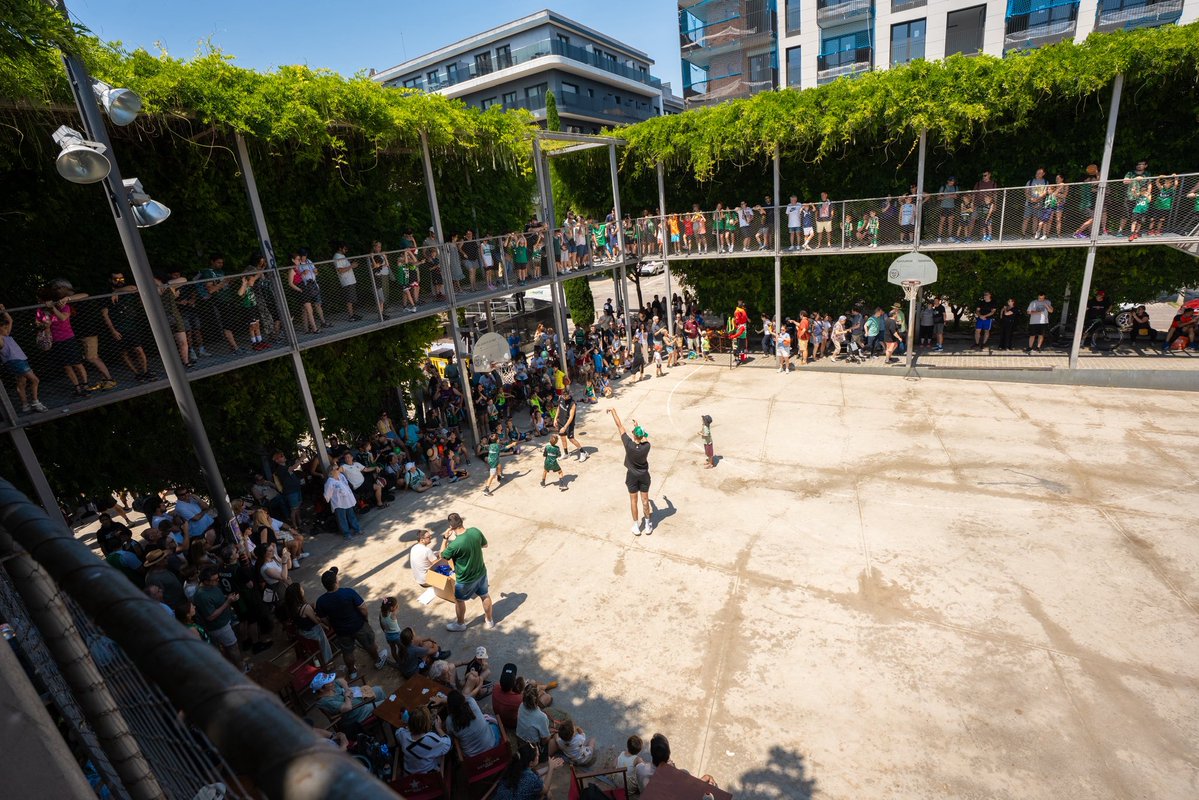 Penya1930's tweet photo. QUIN GRAN MATÍ A POMPEU FABRA! 🫶

Gràcies, penyer@s, pel vostre suport en un dia molt maco. Ara JUNTS a fer-la grossa als play-offs! 💚🖤

Cada espurna encén la flama! 🔥

#CityOfBadalona #ASISAJoventut https://t.co/tz9bDNgY2I