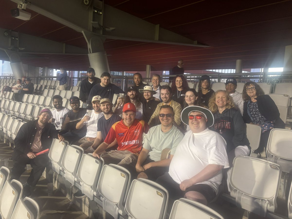 SouthWestMcrCC's tweet photo. Great first club social of the season on Friday for Lancashire vs Leicestershire! Thanks @EmiratesOT for having us! 🔵🟡

#ClubCricket #Chorlton https://t.co/FMDWZxZ8dv