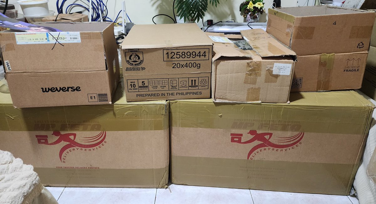 kr_prints's tweet photo. #KP_Updates

BOX 38 -- ARRIVED TO MY PH ADDRESS

Hello po! Finally, dumating na sila😭 (actually medyo kanina pa, at kanina pa kami nag aayos nitong 6 boxes)
We're still sorting pa po now🥹 So bukas na po ako makakapag start ng sending ni Shipping Notice. 

Mag uupdate pa din ako ng masterlist later or tomorrow, dipende kung matapos tonight🥲

Please check 4th picture po na kasama dito sa Box.

‼️PLEASE PLEASE NO RUSH SHIPPING MGA BEB🥹 MAHINA PO KALABAN AH, NAKALAGAY NAMAN SA POST KO NA DON'T CLAIM IF CAN'T WAIT‼️

Give me until Thursday to send lahat ng shipping notice, hopefully matapos ko na yun by that time para makapag ship na din kami this coming week. Salamat po!!🫶🏻