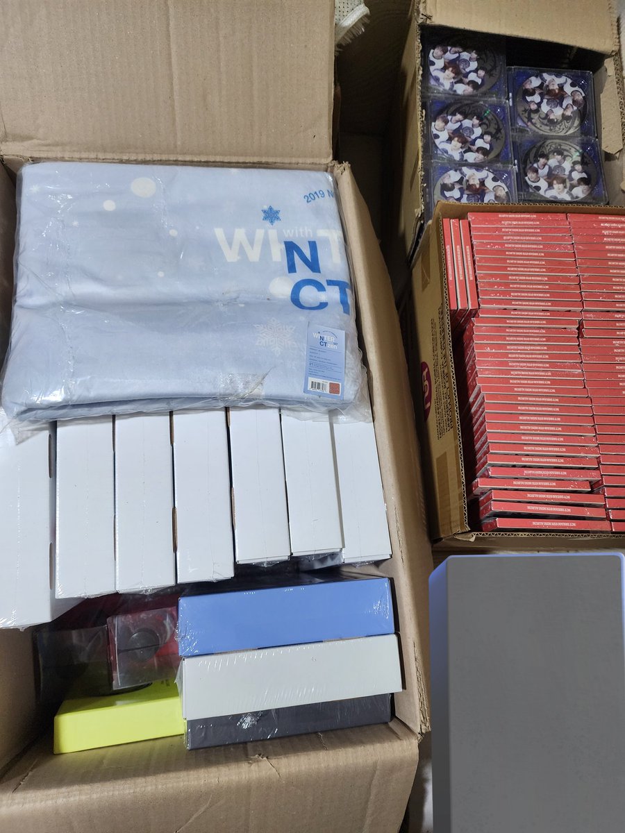 kr_prints's tweet photo. #KP_Updates

BOX 38 -- ARRIVED TO MY PH ADDRESS

Hello po! Finally, dumating na sila😭 (actually medyo kanina pa, at kanina pa kami nag aayos nitong 6 boxes)
We're still sorting pa po now🥹 So bukas na po ako makakapag start ng sending ni Shipping Notice. 

Mag uupdate pa din ako ng masterlist later or tomorrow, dipende kung matapos tonight🥲

Please check 4th picture po na kasama dito sa Box.

‼️PLEASE PLEASE NO RUSH SHIPPING MGA BEB🥹 MAHINA PO KALABAN AH, NAKALAGAY NAMAN SA POST KO NA DON'T CLAIM IF CAN'T WAIT‼️

Give me until Thursday to send lahat ng shipping notice, hopefully matapos ko na yun by that time para makapag ship na din kami this coming week. Salamat po!!🫶🏻