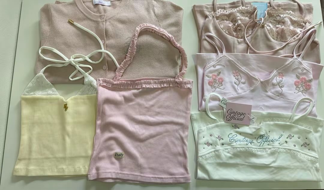 ggunntz's tweet photo. ส่งต่อเสื้อผ้างานอจ  ลง 20.30 น.  มีเยอะกว่าในรูปคับ🧺🎀

🛵💨 ค่าส่งเหมา 45 รีลด 5 บาท✨

#ส่งต่อstylist #ส่งต่อcintage #ส่งต่อเสื้อผ้า   #โล๊ะตู้ #cintageshop #stylistshop #uxryclub #ส่งต่อfeelfree #duexstudio #ส่งต่อ23begins https://t.co/cnb4bKEvyS