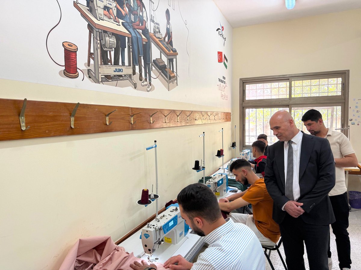 Tika_Turkiye's tweet photo. TİKA olarak dost ve kardeş #Filistin’de gençlerin mesleki gelişimine destek olan proje ve faaliyetlere katkı sunmaya devam ediyoruz.

🇹🇷🇵🇸 Bu kapsamda, yarım asrı aşkın süredir nitelikli personel yetiştiren Nablus Sanayi Lisesinde hayata geçirilen Moda Tasarımı Atölyesi tamamlanarak öğrencilerin kullanımına sunuldu.

Modern ekipman ve teknik altyapıyla donatılan atölye sayesinde gençler, uygulamalı eğitim alma, yeteneklerini geliştirme ve üretim odaklı mesleki beceriler kazanma imkanına kavuştu.