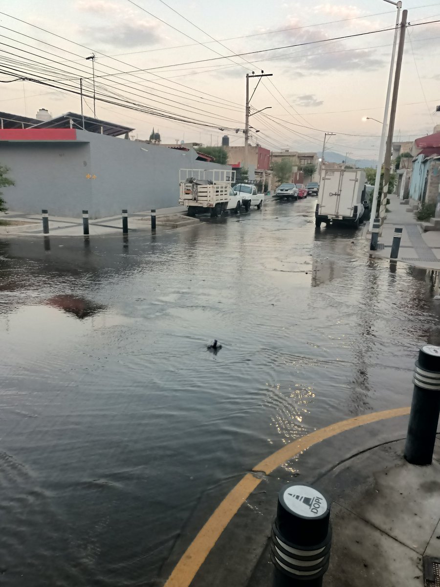 SSapacon's tweet photo. @siapagdl @Trafico_ZMG @Notisistema en la colonia Miramar hay una gran fuga de agua. No se exactamente dónde sea el origen, pero está imagen es de puerto chamela y Puerto paraíso escondido. El agua llega a avenida tepeyac. https://t.co/ty9j5AwmVC