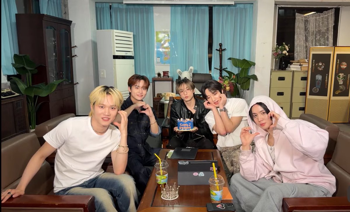 chupabchyu's tweet photo. 즐거워하는 모습 다들 너무 예쁘다
은은하게 돌은 휘랄이 너무 좋음

누가뭐래도 리더는 천사야 생일축하해🥰🥳

#MCND #캐슬제이 #생일축하해 https://t.co/C0UdxowWXS