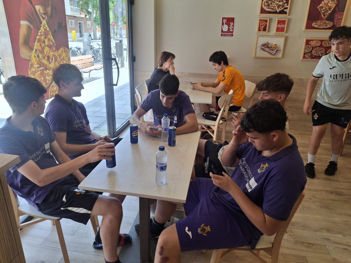 CDPearanda's tweet photo. 💜⚽️ Tiempo para recuperar fuerzas tras la fase de grupos.

Nuestros cadetes preparan ya el partido de octavos de final ante la UD San Lorenzo.

⏰ 16:00 h

¡Juntos dentro y fuera del campo! 💜

#CDPeñaranda #CanteraMorada #VamosPeña #OctavosDeFinal https://t.co/g1QDYXUCXW