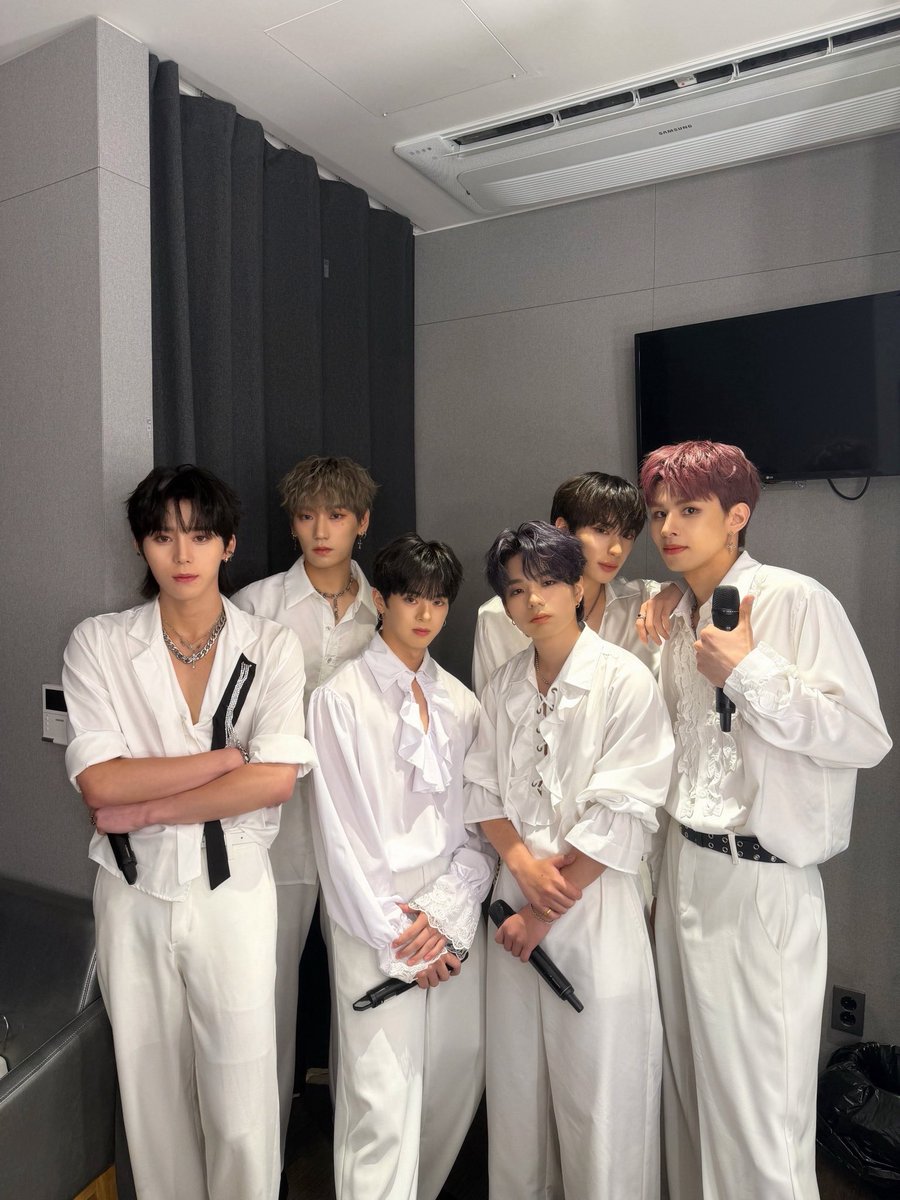 sweethanboys's tweet photo. 오늘 한국 첫 팬미팅 감사합니다!
설레기도 하고 긴장도 됐는데 귀엽게 봐주세요🥺 스위티즈 덕분에 즐겁고 행복한 시간이 기억된 것 같아요!  
감사합니다!🤍

#swc #sweetch #스윗치
#sweeties #스위티즈 https://t.co/soLOisXnrd