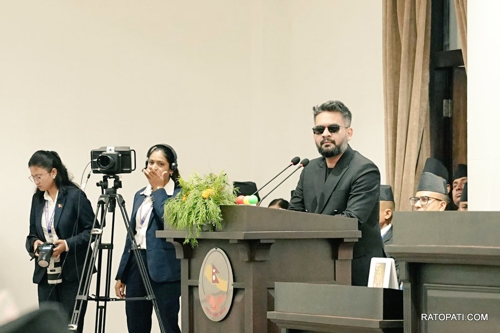 cooolrims's tweet photo. प्रधानमन्त्री बालेन शाहको संसदमा दिएको सीमा सम्बन्धी अभिव्यक्ति “नेपालले पनि भारतको भूमि मिचेको छ” भन्ने कथन न केवल कूटनीतिक अक्षमता हो, यो नेपालप्रतिको खुल्ला राष्ट्रघात हो। सुगौली सन्धि र ऐतिहासिक प्रमाणलाई बेवास्ता गर्दै प्रधानमन्त्री स्वयंले नेपालको दाबीलाई कमजोर बनाएर भारतीय विस्तारवादीलाई बल पुर्‍याएका छन्। यो सरासर अनुत्तरदायी र लापरवाह बोली हो।

नैतिकताको आधारमा बालेन शाहले तुरुन्त प्रधानमन्त्री पदबाट राजीनामा दिनुपर्छ। देशको सर्वोच्च पदमा बसेर यस्तो आत्मघाती अभिव्यक्ति दिनु भनेको राष्ट्रिय हितको ठाडो बेइमानी हो। काठमाडौंको मेयरको शैलीमा देश चलाउन खोज्नु घातक साबित भइरहेको छ।

यो मुद्दामा अब सत्ता पक्ष र प्रतिपक्ष भनेर विभाजित हुने होइन। सबै राजनीतिक दल, नागरिक समाज र राष्ट्रवादी शक्तिहरू एउटै ठाउँमा उभिनुनै पर्छ। सीमा राष्ट्रघातको विषय��ा कुनै सम्झौता हुन सक्दैन। 

नेपालको भूमि र सार्वभौमिकताप्रति यति ठूलो लापरवाही गर्ने व्यक्तिले प्रधानमन्त्रीको कुर्सीमा बसिरहन कुनै नैतिक अधिकार छैन। अब एकजुट भएर राष्ट्रिय अडान बचाउनु हामी सबैको कर्तव्य हो।