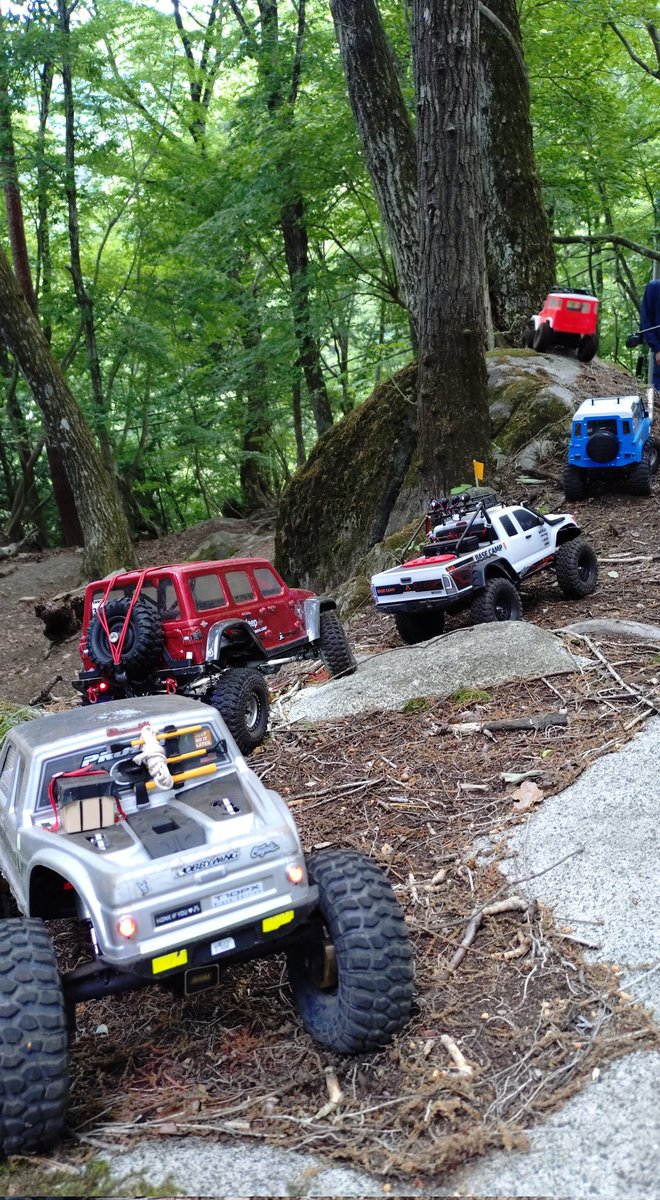 RYOTA2138's tweet photo. #SWRC @wildoffroadRC で8台縦列
トレイルラン！
後列はタイプの違う #Axial #SCX10Ⅲ
それぞれ違うセッティングで走り方も
違うし楽しですね〜♪
お客様のCC-02ツインズ可愛かった！ https://t.co/YoPRHVg9Z9
