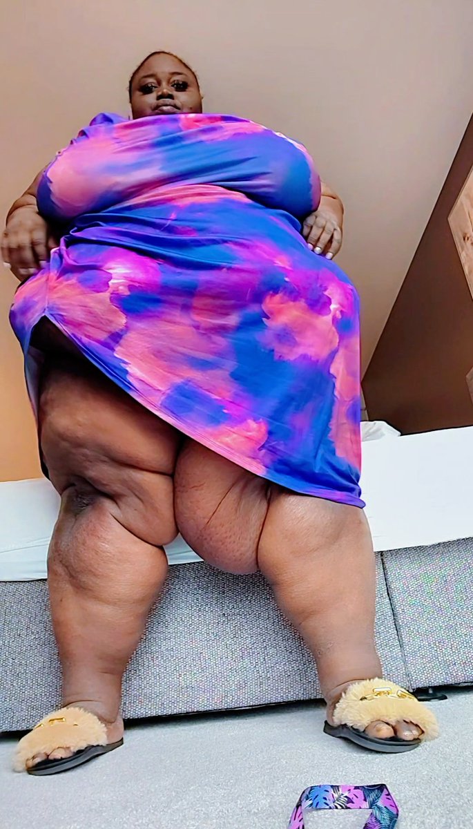 Vbae808's tweet photo. There you are, tiny little thing, right by my feet. You tiny little thing. u look so fragile, so small, I could crush you with just one move. I won’t hurt you... today. Let me show you mercy.
#SSBBW #GiantessFantasy #RoleplayAdventure #BellyLoversUnite https://t.co/tF8Am1Pj1S
