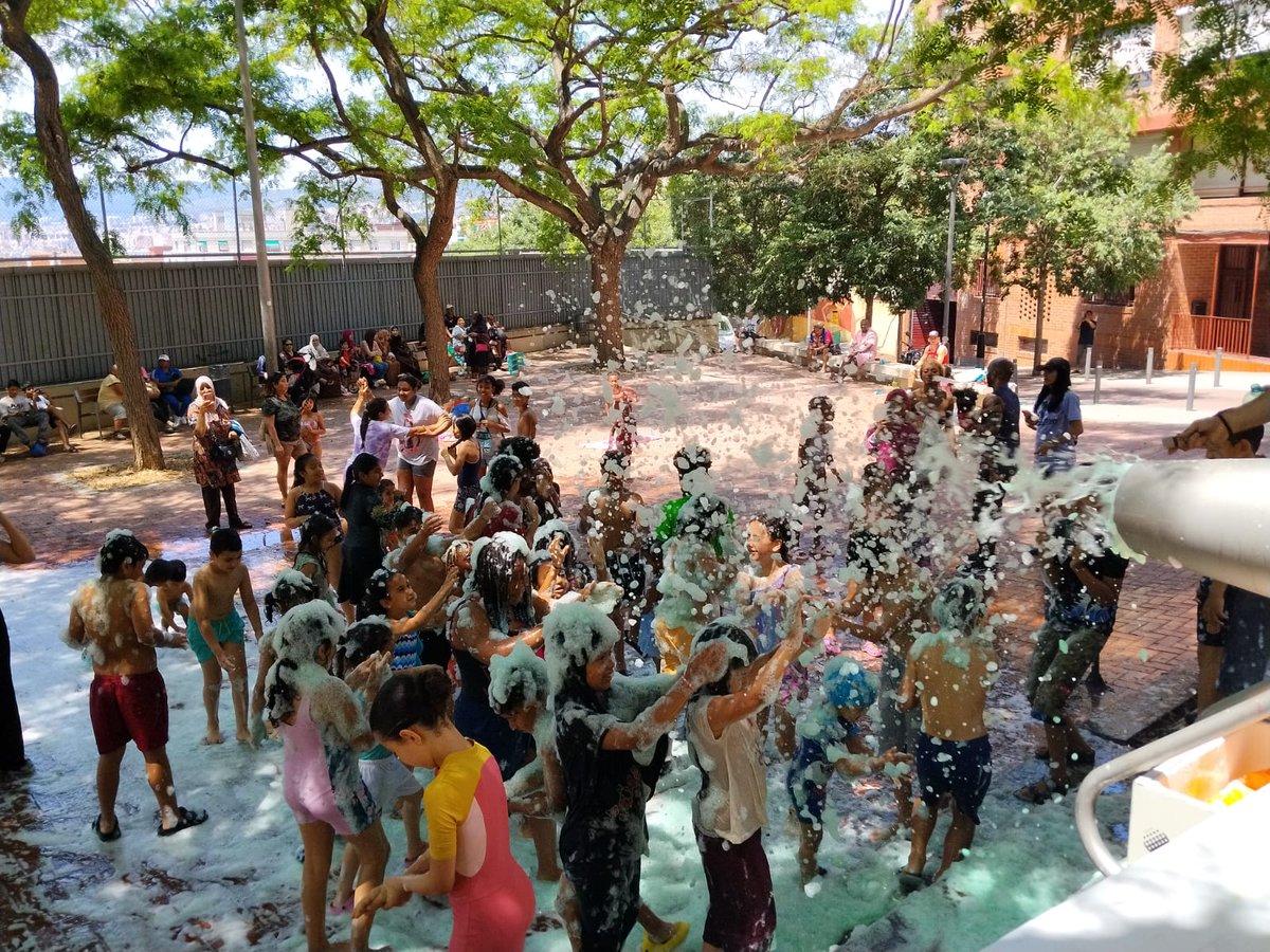xarxavalors_sc's tweet photo. La jornada es tanca amb un canó d’escuma organitzat per l’Associació de Veïns del Raval per als més petits.
🤝 Una celebració itinerant que uneix els barris de la Serra d’en Mena. L’any vinent, la Diada se celebrarà al Raval.

#SantaColomaCreixAmbTu https://t.co/KOw9SzN99O