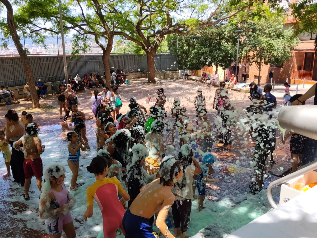 xarxavalors_sc's tweet photo. La jornada es tanca amb un canó d’escuma organitzat per l’Associació de Veïns del Raval per als més petits.
🤝 Una celebració itinerant que uneix els barris de la Serra d’en Mena. L’any vinent, la Diada se celebrarà al Raval.

#SantaColomaCreixAmbTu https://t.co/KOw9SzN99O
