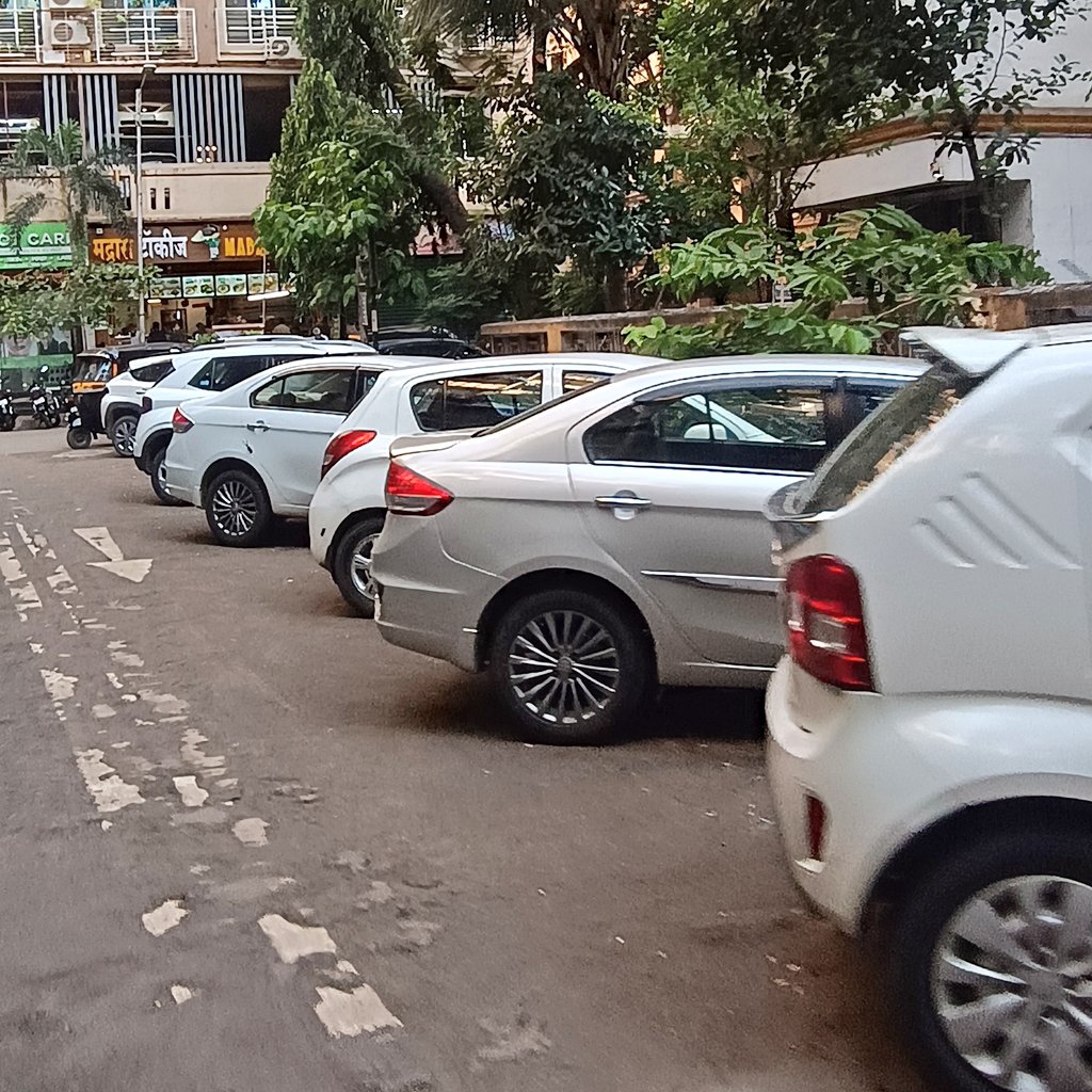 tilaknagarvocal's tweet photo. 🚦 Vehicles parked on both sides of road occupied more than half the road leaving minimal space for vehicles to pass and no space for bigger emergency vehicles outside Blg no 12 to Blg no 106, near GDS Chinese, Tilak Nagar, Chembur, Mumbai.
Requesting action
@MTPHereToHelp https://t.co/dFbRvkrXTm