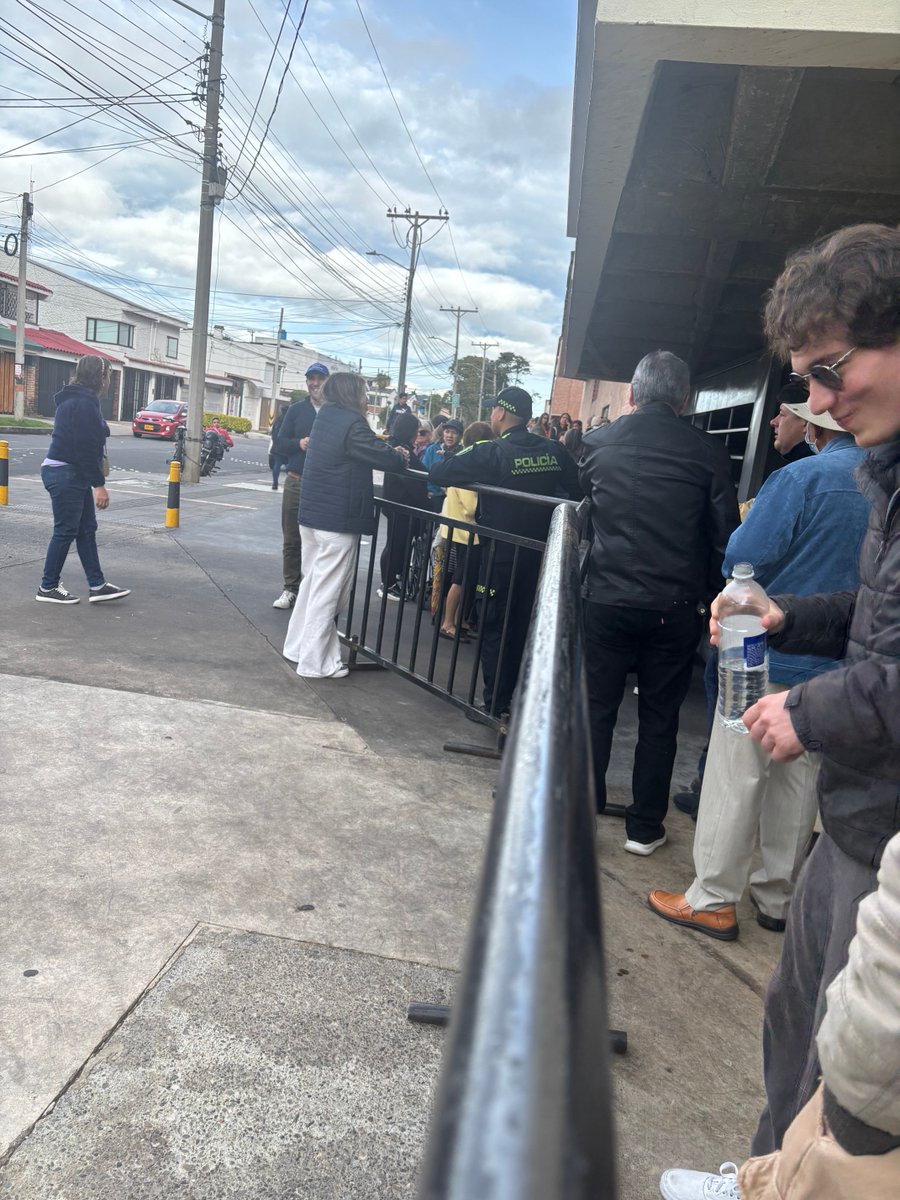 ReynaldVillalba's tweet photo. En cola en mi lugar de votación. No dejar para última hora, podrían presentarse dificultades. La masiva y multitudinaria asistencia a las plazas públicas durante la campaña en apoyo al candidato @IvanCepedaCast debe confirmarse en la urnas. #EnPrimera https://t.co/KbBqP6wJfM