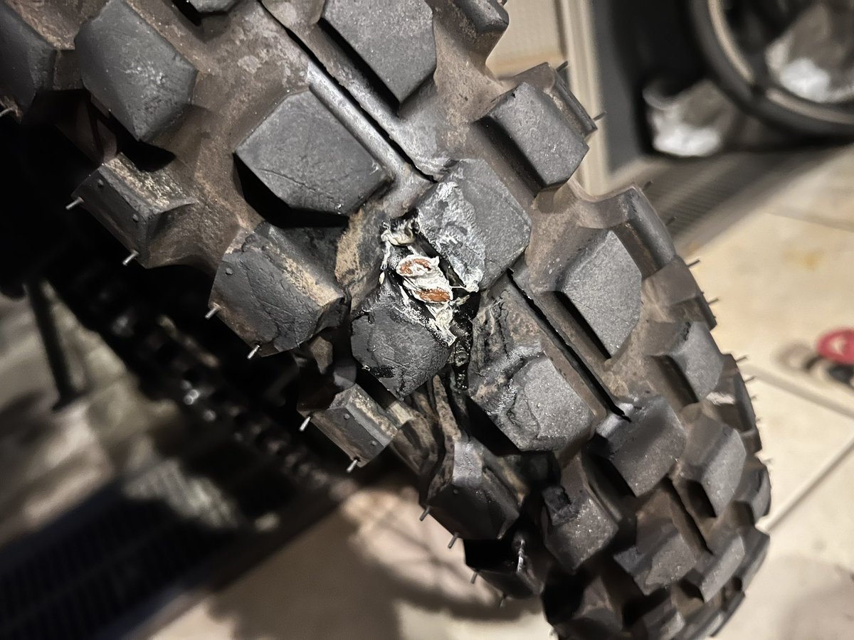 404situation's tweet photo. 無事帰れたので修理
オフ車なのにリアだけチューブレスなので簡単に直せて便利(←交換できるタイヤが1種類しかないorz) https://t.co/vUPsNuSBxw