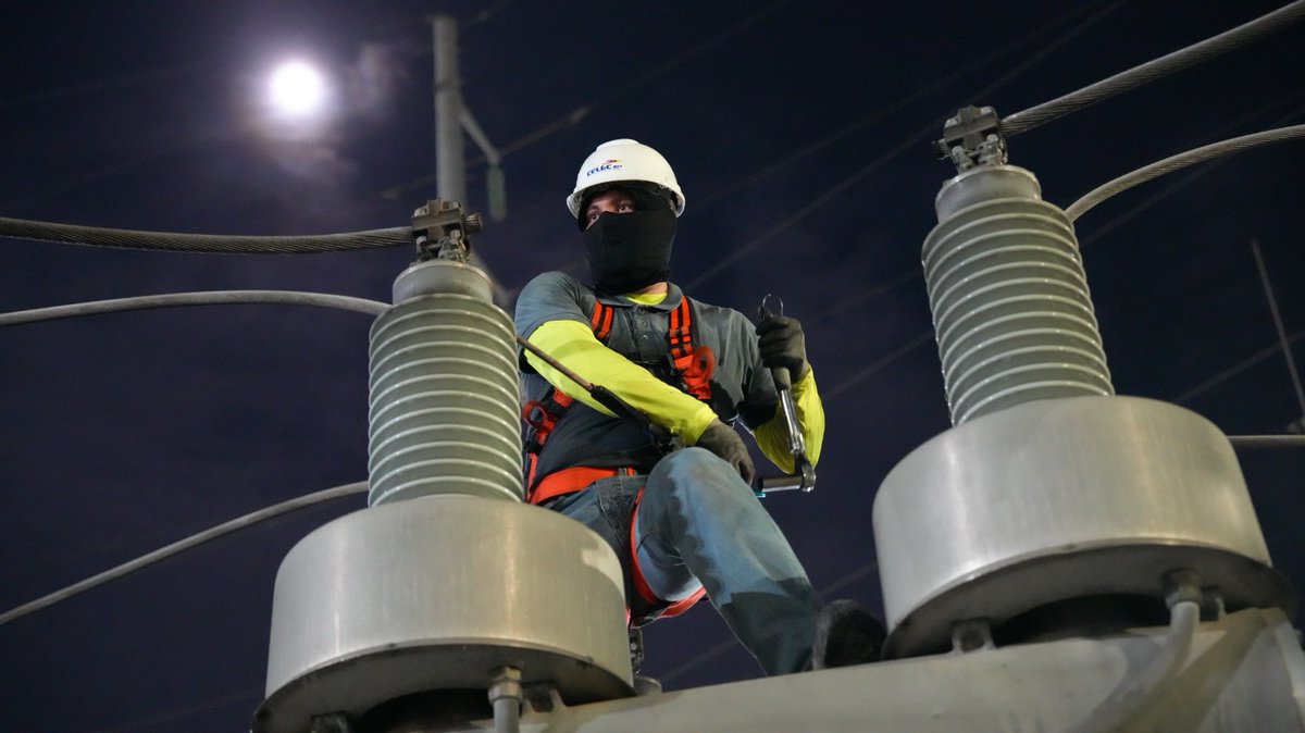 CELECEPOficial's tweet photo. 🔧⚡ Conforme a lo planificado, en la madrugada de este domingo 31 de mayo, @EcTranselectric realizó trabajos de mantenimiento preventivo en la Subestación Pascuales, una de las más importantes del país. Estuvieron presentes el ministro @JuanCarlos_Blum, el gerente de CELEC EP, Antonio Jácome y otras autoridades de Gobierno y del sector eléctrico.