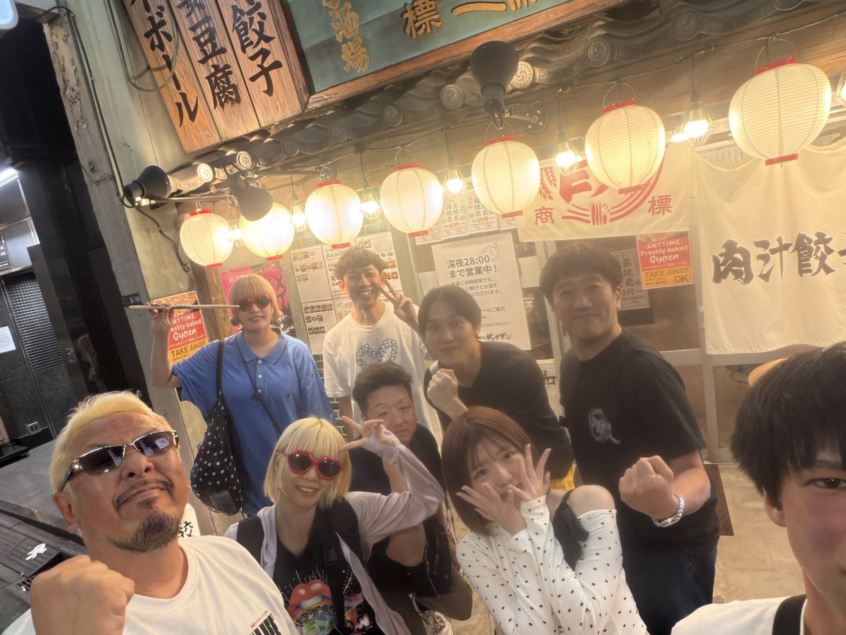 OLS_BiSH's tweet photo. ええライブの後は愉快愉快

お尻ぷりぷり〜

#ディスコの夜 https://t.co/E2T3QhA2mj