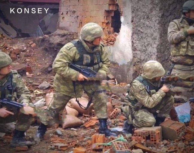 konseytr's tweet photo. 2016 yılında Hendek operasyonlarını yönetmek için bölgeye gönderilen Tuğgeneral Aydoğan Aydın, sahada çok sayıda mayın ve tuzak olduğunu öğrenince, “evlatlarımı bu ateşe yalnız göndermem” diyerek eline silahı alıp bizzat çatışmaya katılmıştır. Cesaretiyle tarihe geçen Aydın Paşa, 9 yıl önce bugün şehit oldu. 🇹🇷