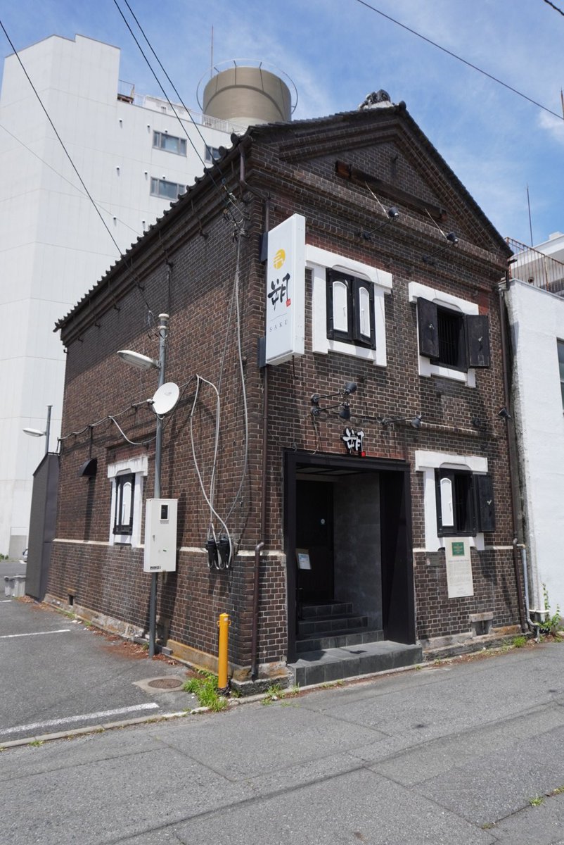 chabaaba's tweet photo. 前橋は高校生のとき初めて街歩きに出掛けた街なの少し思い入れがあって、その後も何度か訪れているけれど、久しぶりに散歩すると時間の経過を感じたり新たな発見もある。製糸工業で栄えた街ゆえ、生糸や繭を保管する目的で造られた赤レンガの倉庫が街中に多く残っていることに最近ようやく気がついた。 https://t.co/5FE7PmzxUF