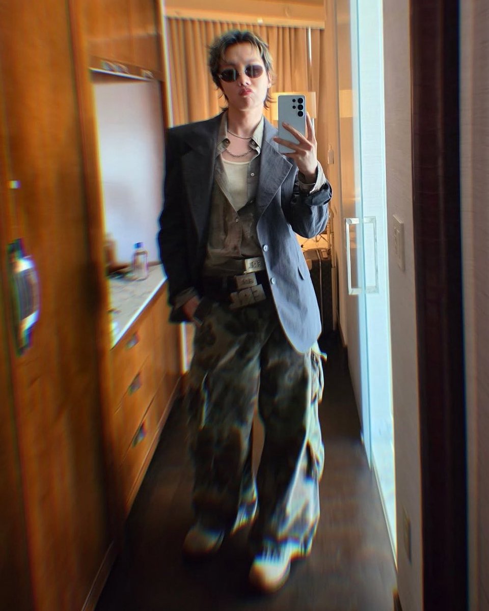 hobiroppi's tweet photo. need all the mirror selcas from #hopefilm https://t.co/v8zctdkLI6
