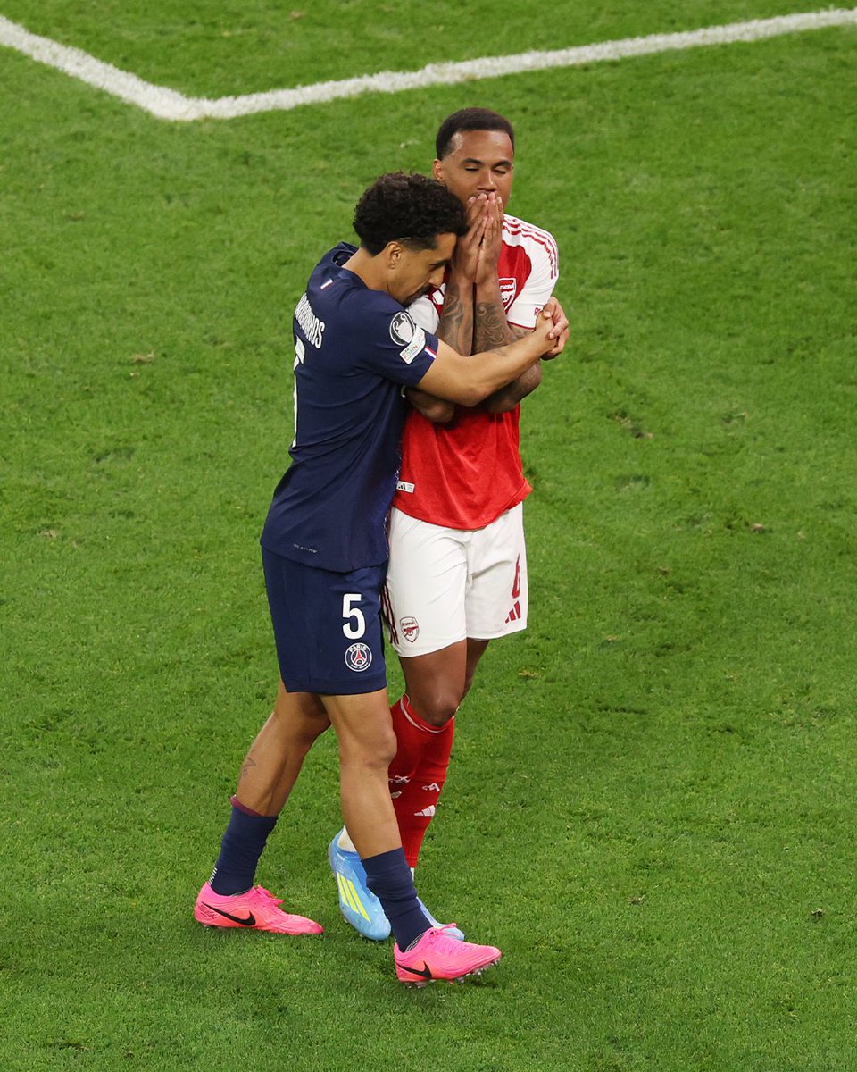 dimasandi07's tweet photo. Opini Ringan ✍️

Oke, berdasarkan pandangan penonton netral, Arsenal sebenarnya bisa saja menang di Final Liga Champions lawan PSG.

Gol cepat Kai Havertz di menit ke-6 cukup mengagetkan PSG sebagai juara bertahan yang notabene di musim lalu juga cetak gol cepat di laga final.

Sayangnya, Arsenal terlihat kurang agresif setelah gol tersebut terjadi. Padahal, yang namanya kebobolan gol di awal babak pertama pasti bikin lawannya shock, konsentrasi terganggu, dan tekanan meningkat. Arsenal mestinya bisa memanfaatkan situasi tersebut untuk mempertahankan atau bahkan meningkatkan intensitas pressing maupun serangan ke lini pertahanan PSG. Dengan kata lain, berusahalah cari gol kedua, karena momentum berpihak ke mereka.

Namun, kembali lagi, itu gak terlihat di sisa babak pertama atau selepas gol Havertz. Arsenal lebih banyak menunggu di daerah sendiri, membiarkan PSG memulihkan kepercayaan dirinya dan mengurung pertahanan The Gooners. 

Toh, PSG bukan tim yang benar-benar tanpa cela. Mereka juga kerap kebingungan ketika bangun serangan atau masuk ke sepertiga pertahanan lawan. Lini belakang mereka juga beberapa kali terlihat ringkih ketika menghadapi pressing ketat ataupun duel udara dari serangan direct long pass. Namun, lagi dan lagi, Arsenal tak mampu memanfaatkan momentum gol cepat tersebut dengan baik. 

Bagi saya, kegagalan seperti itu lebih patut jadi pertanyaan ketimbang menyalahkan pemain-pemain yang gagal cetak gol di babak adu pinalti. Maklum, segala hal bisa terjadi dalam babak adu pinalti. Semua pemain yang jadi eksekutor pada dasarnya punya probabilitas untuk gagal, baik itu pemain kelas dunia ataupun medioker.

Ya, sudah, tetap semangat Arsenal! 

Kan sudah dapat gelar Premier League musim ini. Bersaing lagi di musim depan.

Selamat juga untuk PSG atas gelar Liga Champions kedua kalinya! 🏆🏆

Akhirnya investasi besar yang dikombinasikan dengan tata kelola dan manajemen tim yang baik kini membuahkan hasil manis.

Menarik dinanti nih Liga Champions musim 2026/2027 mendatang 💪