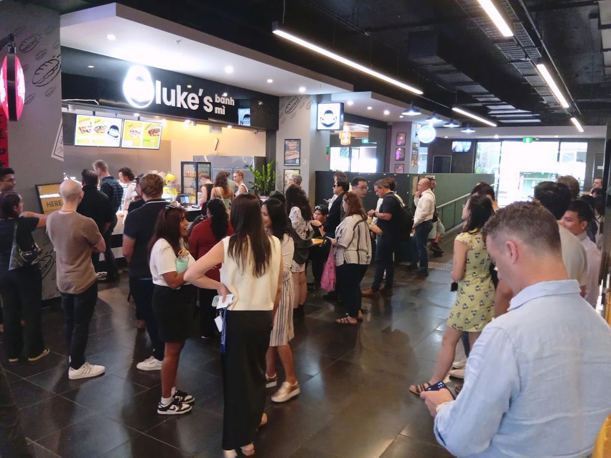 randomhuman_404's tweet photo. @faithalla_ the queue in front of luke's banh mi melbourne cbd during lunch time lol https://t.co/yYyLt51K4y