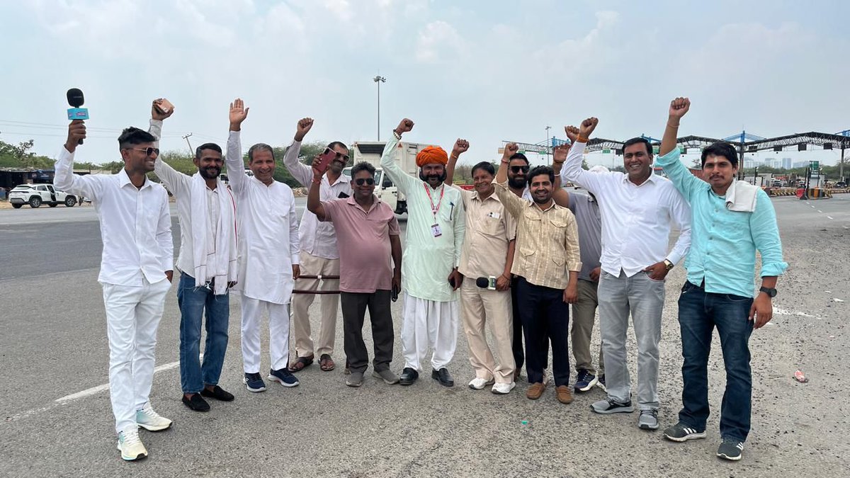 adhana_birju's tweet photo. 📢 बंधवाड़ी, नुनेरा और पाखल टोल के खिलाफ जनता का विरोध तेज।
11 दिन में समाधान नहीं हुआ तो विशाल महापंचायत होगी।
✊ यह आंदोलन जनहित में है, किसी राजनीतिक दल के खिलाफ नहीं।
#TollProtest #Faridabad #Gurugram #JanAandolan https://t.co/uDENDOadcb