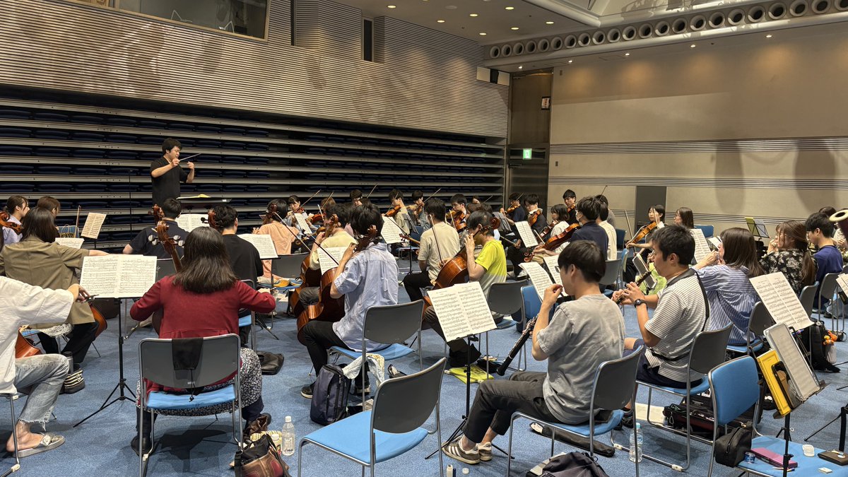 tbsk_orchestra's tweet photo. 本日は山上先生とマーラーの練習🎻
1〜3楽章を中心に、手羽先らしいサウンドを作っていきました🔥

本番まであと３ヶ月と少し！ https://t.co/UaKsAx6W0c