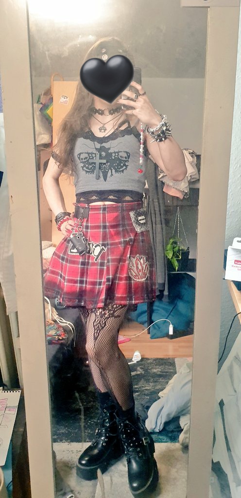 SpackoPhoenix's tweet photo. 🦇 Goth Flohmarkt Fit 💅 https://t.co/N3inC6NocA