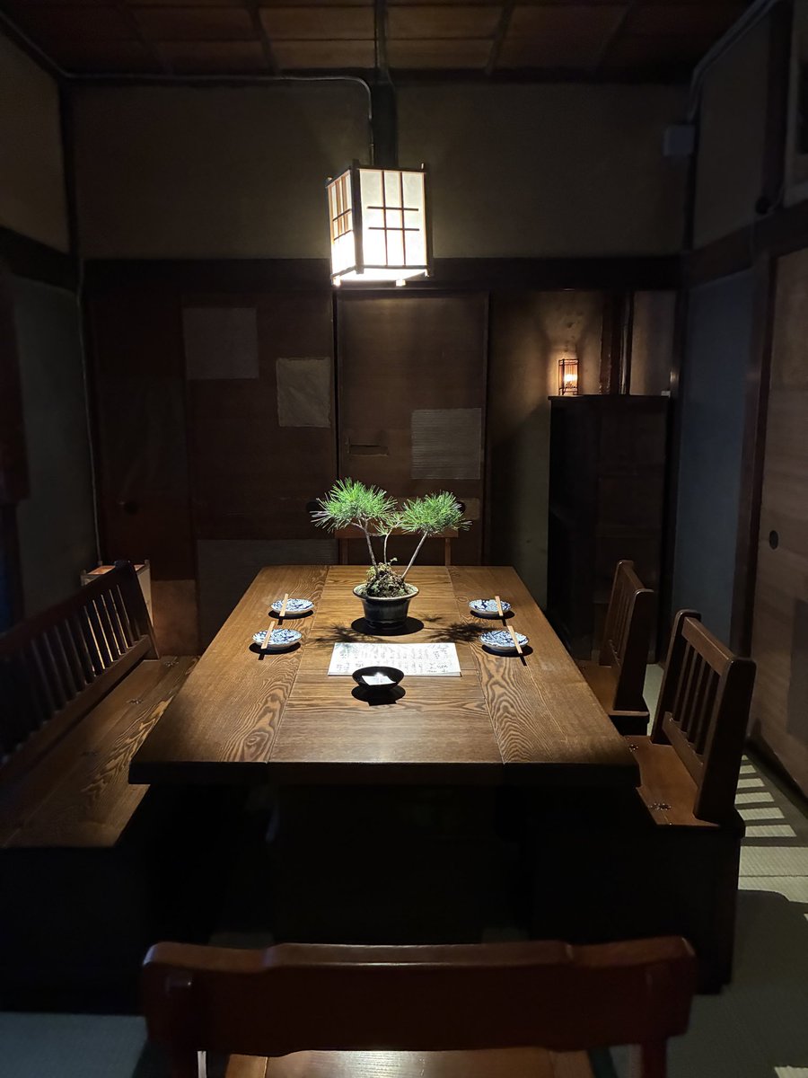 ushigomeman's tweet photo. 酒とてらだや　九段下
九段下の再開発予定地、築100年越えの古民家(というか外観は半分バラック)で、来年3月までの期限付きで営業してる居酒屋。
都心にこんなとこあるんかいという貴重な雰囲気で、酒もご飯も美味しかったです。鴨すきが絶品 https://t.co/LVXiVGTCCj