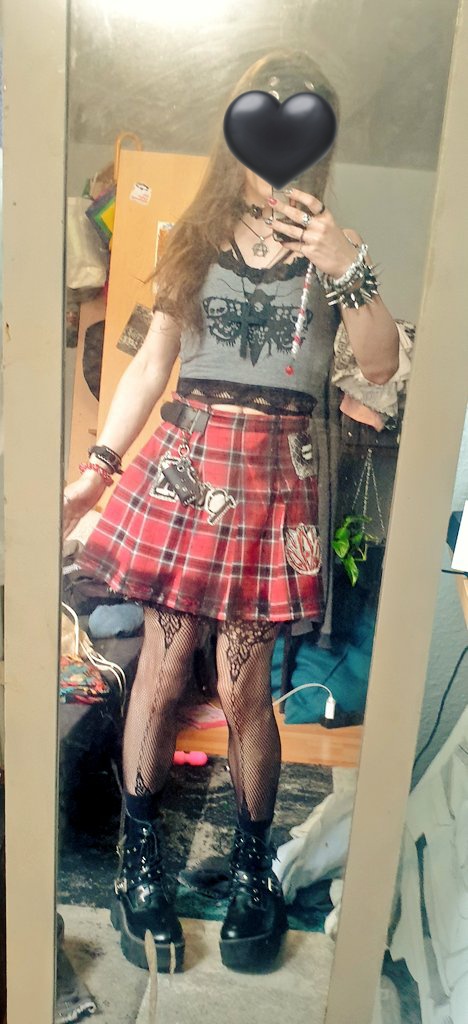 SpackoPhoenix's tweet photo. 🦇 Goth Flohmarkt Fit 💅 https://t.co/N3inC6NocA