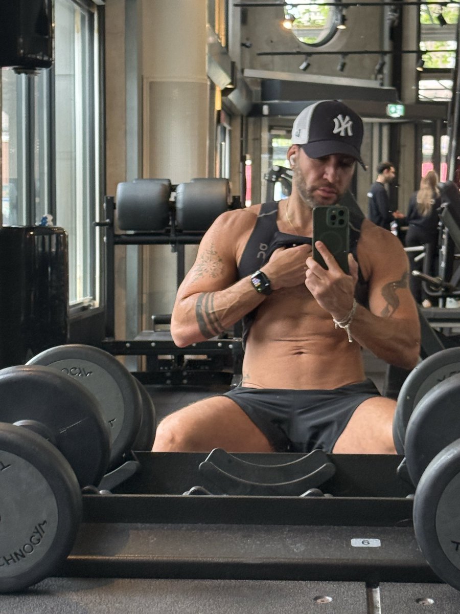 AleBarr36474869's tweet photo. Goedemorgen ☀️
Ya hemos llegado a Ámsterdam y yo ya he estrenado el gimnasio de nuestro apartamento temporal 💪🇳🇱
#Amsterdam #GymLife #NuevoComienzo #Mudanza #Fitness #TrainMore #ExpatLife #povTDAH #GayFitness #gay #sixpack #trainmore https://t.co/3dwuBW9hJ9