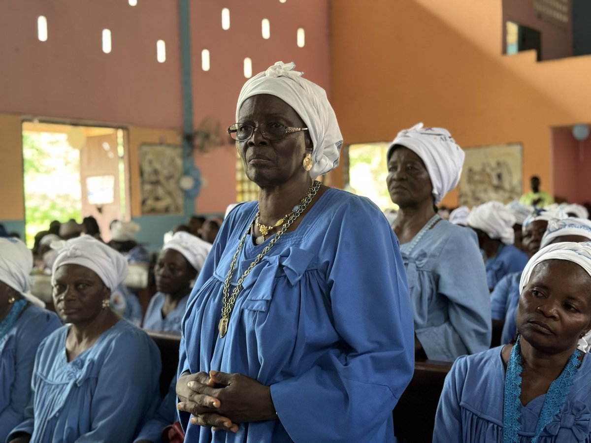 DiocesedObala's tweet photo. L’Ekoan Maria est un regroupement de femmes catholiques. Dans notre diocèse elles sont plus de 2000

#foichrétienne
#Femmesdefoi https://t.co/fPy7ViQbbT