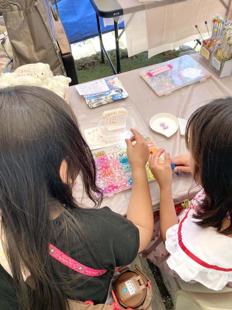 sachiya348's tweet photo. キッズガーデンでは朝からたくさんの親子が遊びに来てくれました！ リユース子ども服も、かわいい〜こっちも似合うねなどと楽しく選んでいただいてました♡
ワークショップもご参加いただきありがとうございました✨

それにしても木陰の涼しさにびっくり！やっぱり緑はいいですね☺️🌿 https://t.co/TK1zcyAHBU