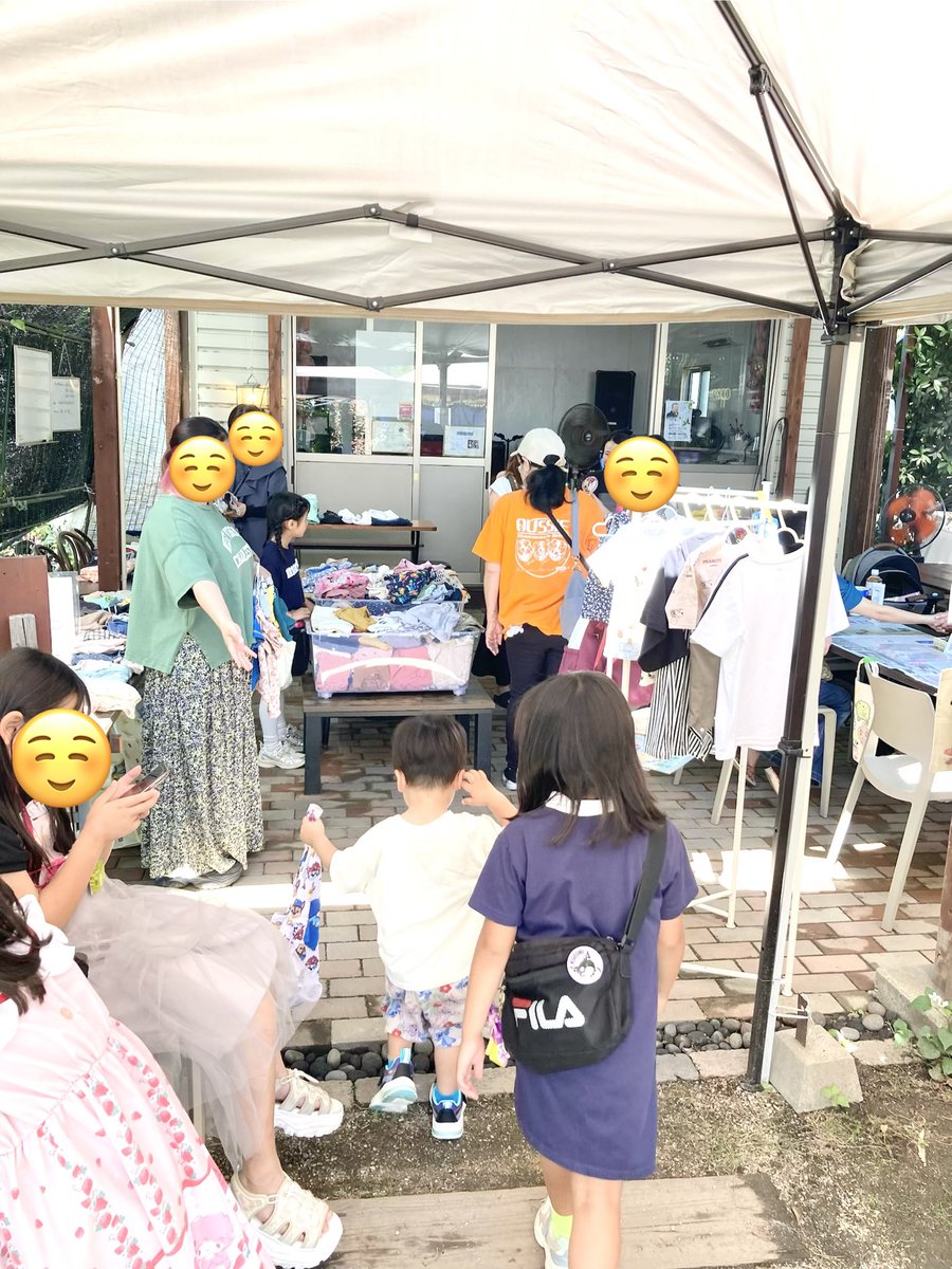sachiya348's tweet photo. キッズガーデンでは朝からたくさんの親子が遊びに来てくれました！ リユース子ども服も、かわいい〜こっちも似合うねなどと楽しく選んでいただいてました♡
ワークショップもご参加いただきありがとうございました✨

それにしても木陰の涼しさにびっくり！やっぱり緑はいいですね☺️🌿 https://t.co/TK1zcyAHBU